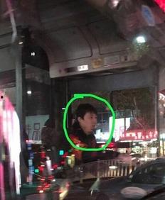 娱乐吃瓜酱坐公交车